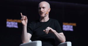 CEO Coinbase สั่งไล่วิศวกรออกเพราะไม่ยอมใช้ AI พร้อมประกาศนโยบายบังคับใช้เทคโนโลยีปัญญาประดิษฐ์ทั่วทั้งองค์กร