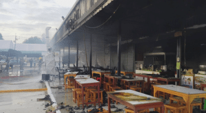 เหตุระเบิดแก๊สกลางตลาด  ไฟไหม้รุนแรงวอดทั้งแถว 6 ร้าน พนักงานสาวบาดเจ็บหนีตาย