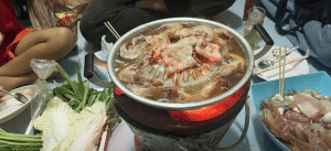 หมอยืนยันสาเหตุ!  ครอบครัวตั้งวงหมูกระทะในห้องพัก 4 คนอาเจียนวูบหมดสติ เด็กหญิง 8 ขวบอาการหนักที่สุด